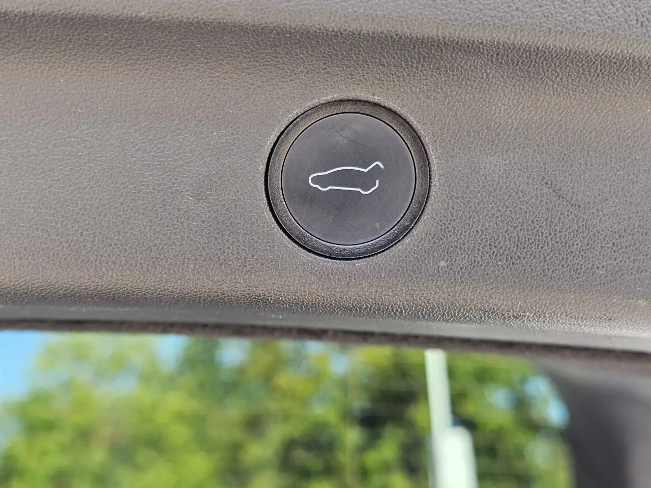 Tesla Model Y снимка Tesla Model Y