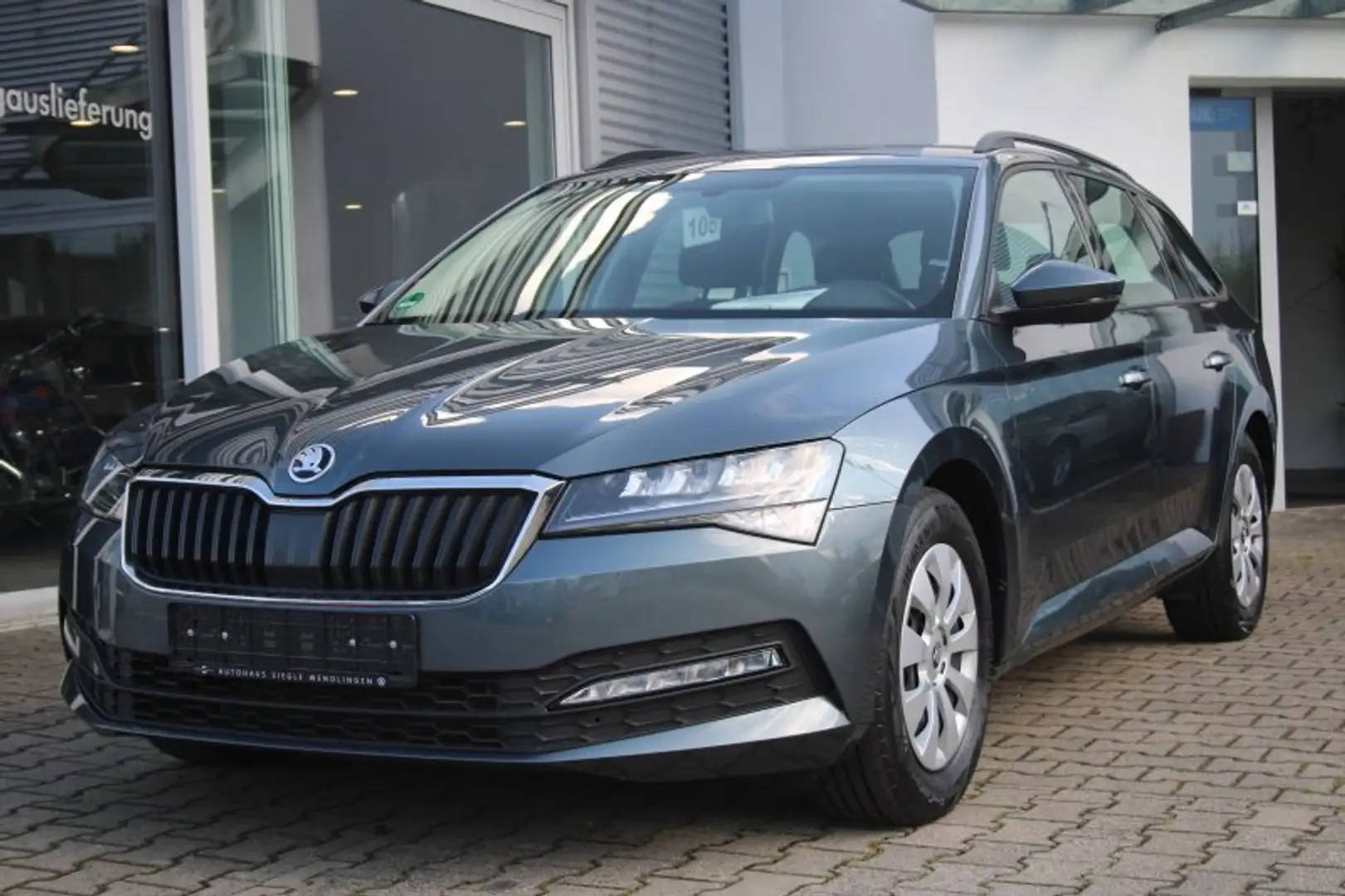 Skoda Superb Combi 2.0 TDI LED Navi Tempomat SHZ Parktronic Gris - 2