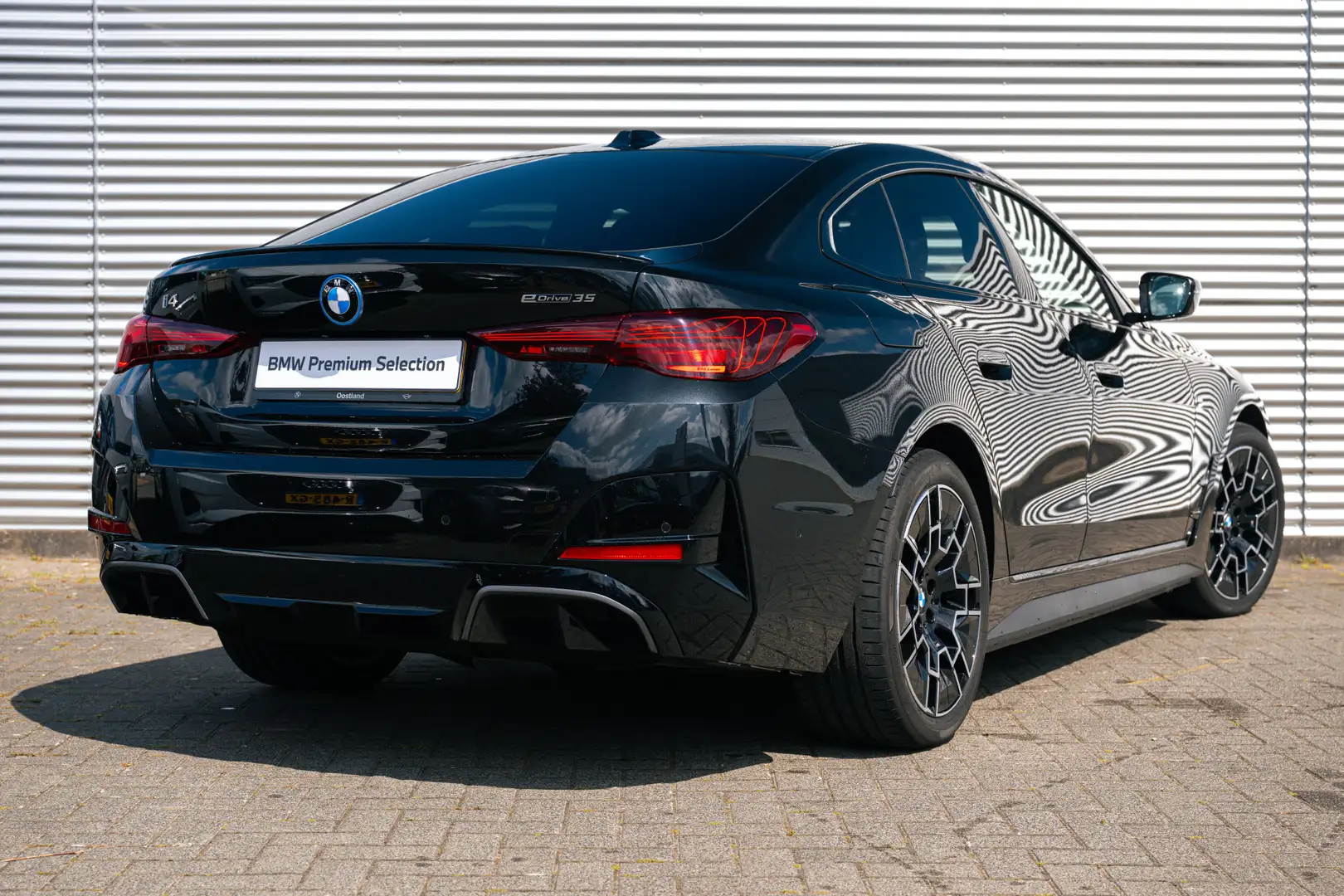 BMW i4 eDrive35 Gran Coupé M Sport / Schuif-kanteldak / A Zwart - 2