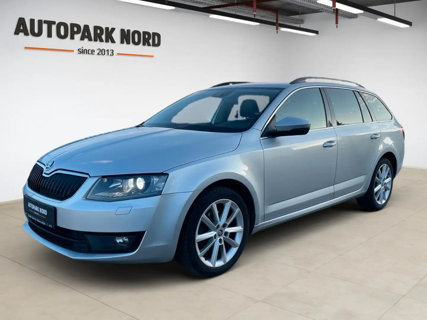 Skoda Octavia 2.0 TDI DSG Combi Style/AHK/LEDER/XENON Silber - 1