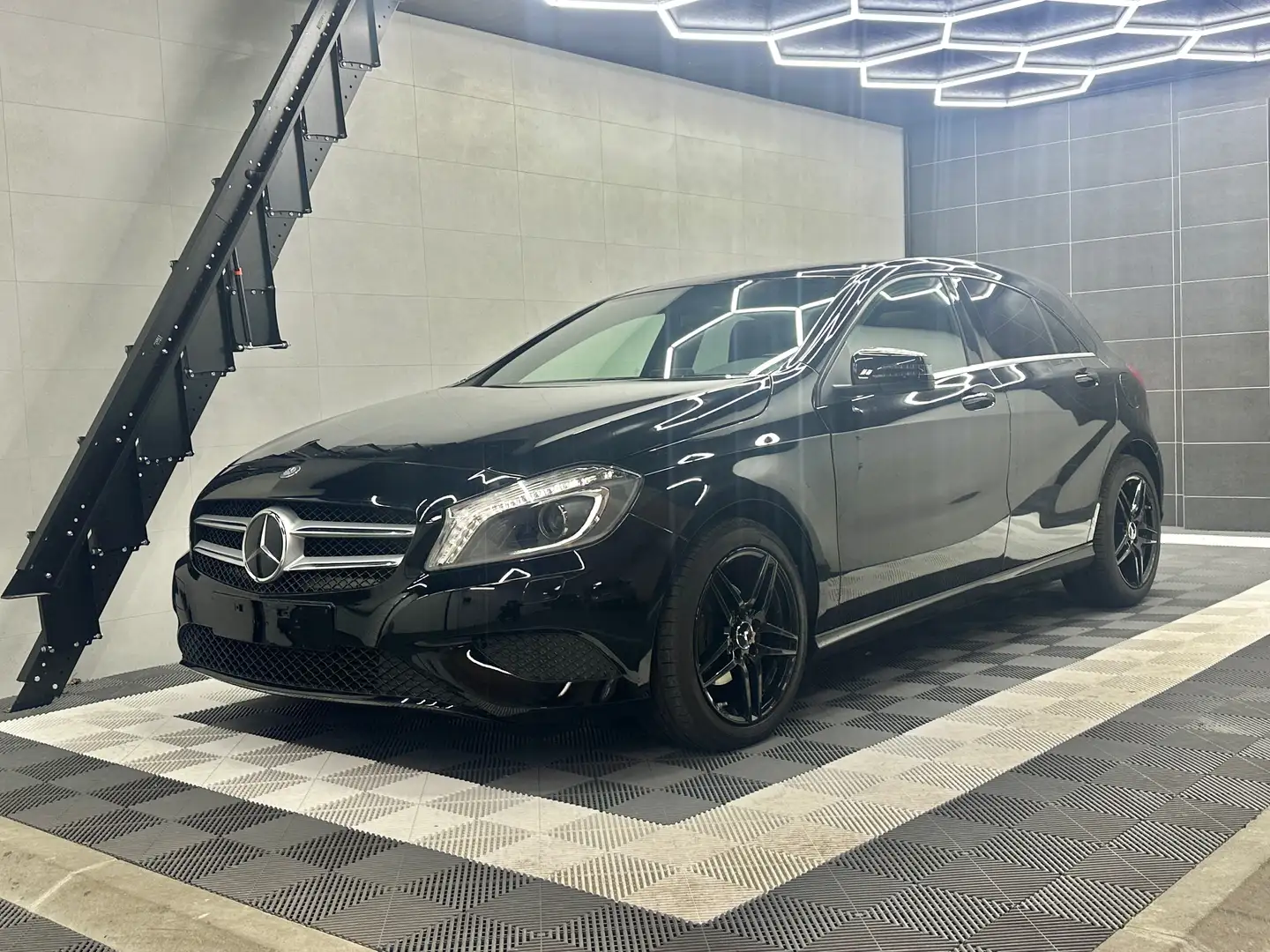 Mercedes-Benz A 180 A 180 *** CAMERA *** TOIT PANORAMIQUE *** Noir - 1