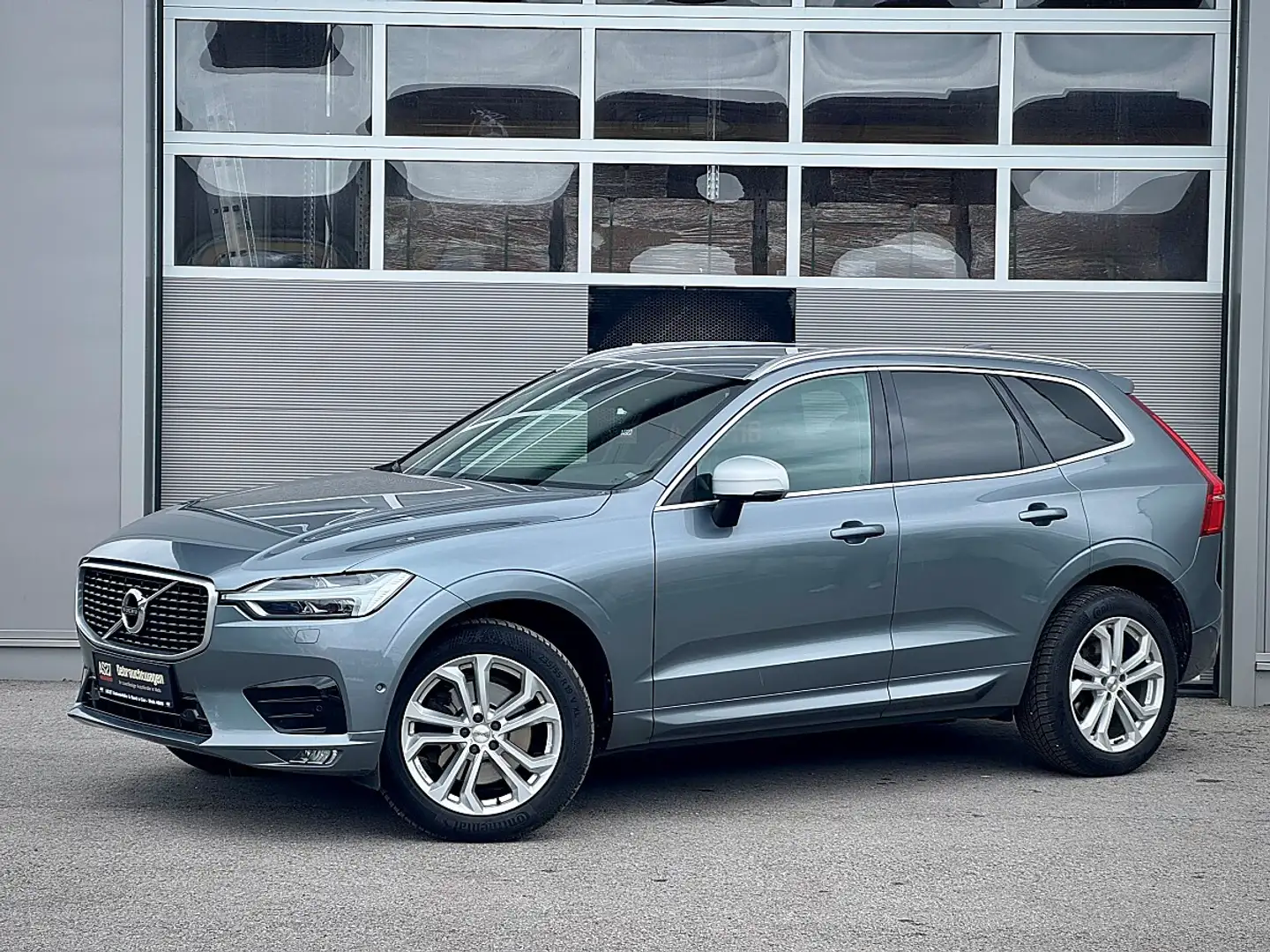 Volvo XC60 D4 R-Design AWD Geartronic Grau - 1