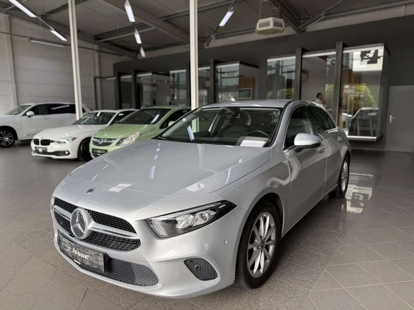 Mercedes-Benz A 220 Progressive LED MBUX SHZ PDC Argent - 1