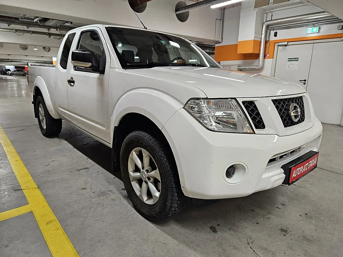 Nissan Navara King Cab  XE 2,5 dCi 4x4 Weiß - 2