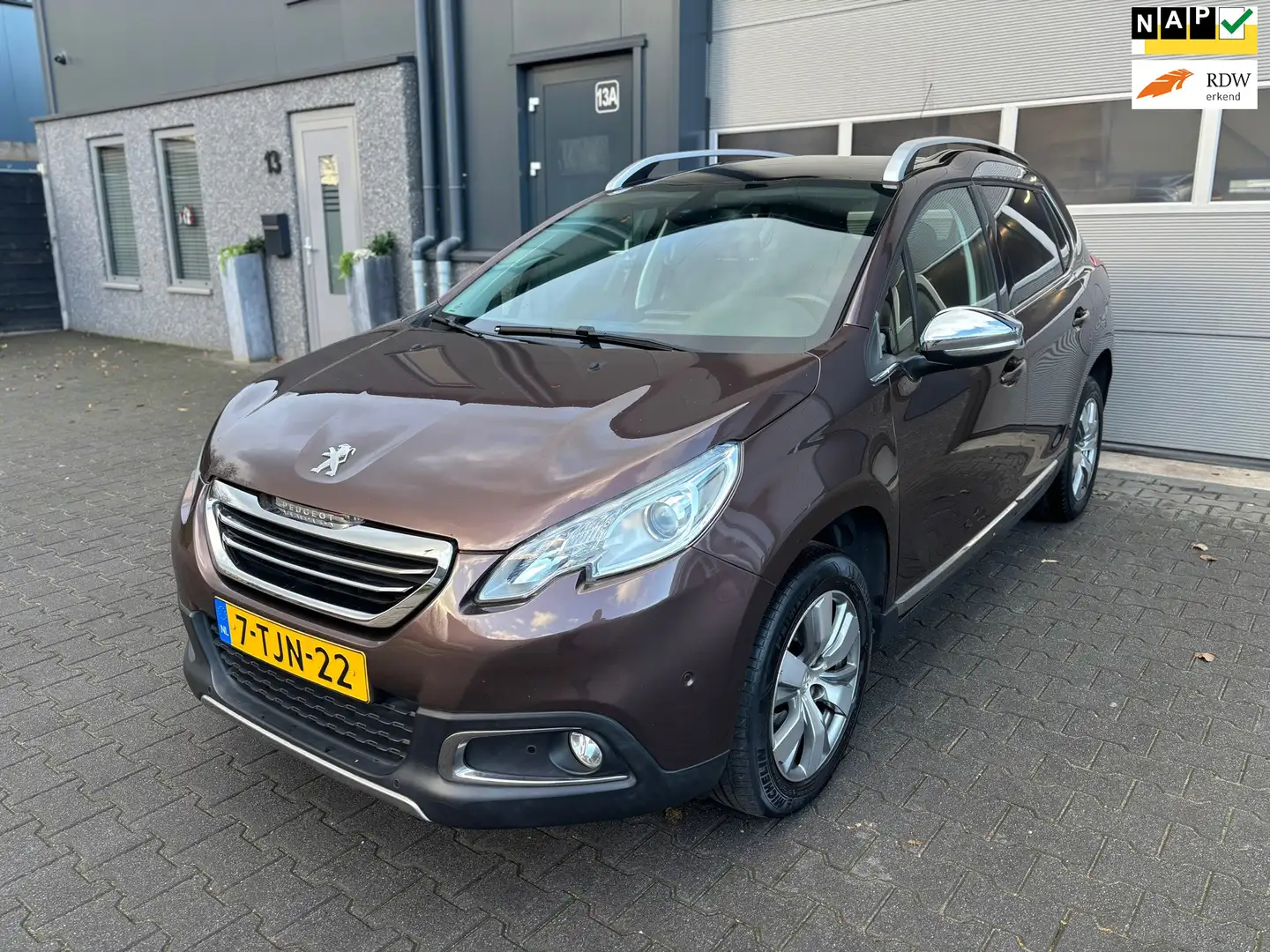 Peugeot 2008 1.2 VTi Allure Pack Premium Plus 5DRS|Clima|glazen Brun - 1