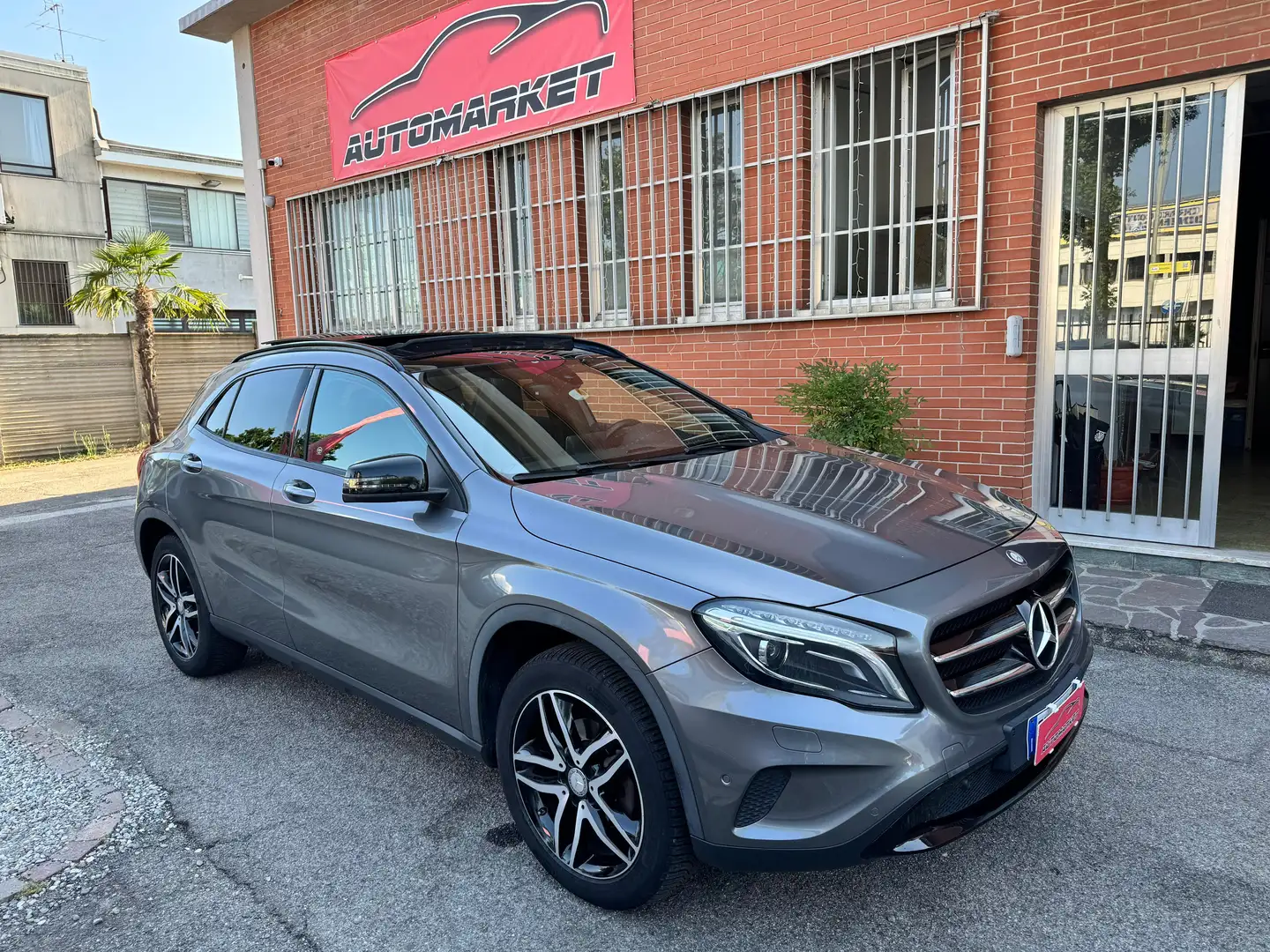 Mercedes-Benz GLA 180 d 110cv Premium auto TETTO Grigio - 1
