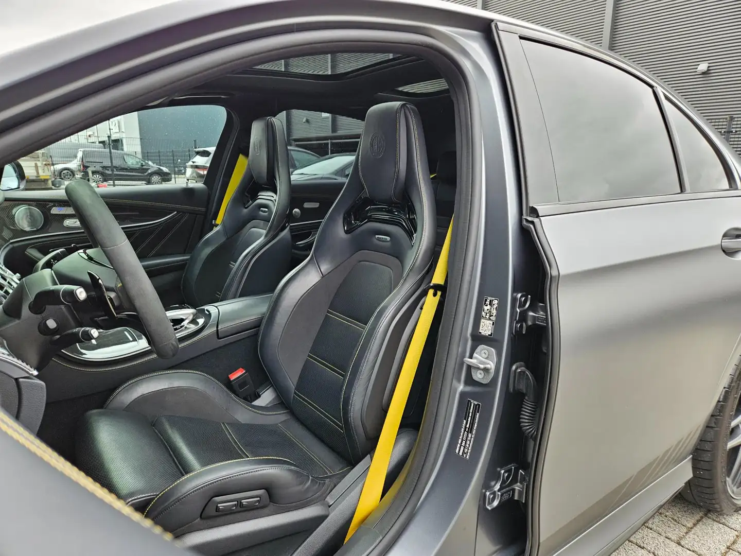 Mercedes-Benz E 63 AMG S 4MATIC Edition 1 Kuipstoelen Panodak 360 Solfclo Šedá - 2