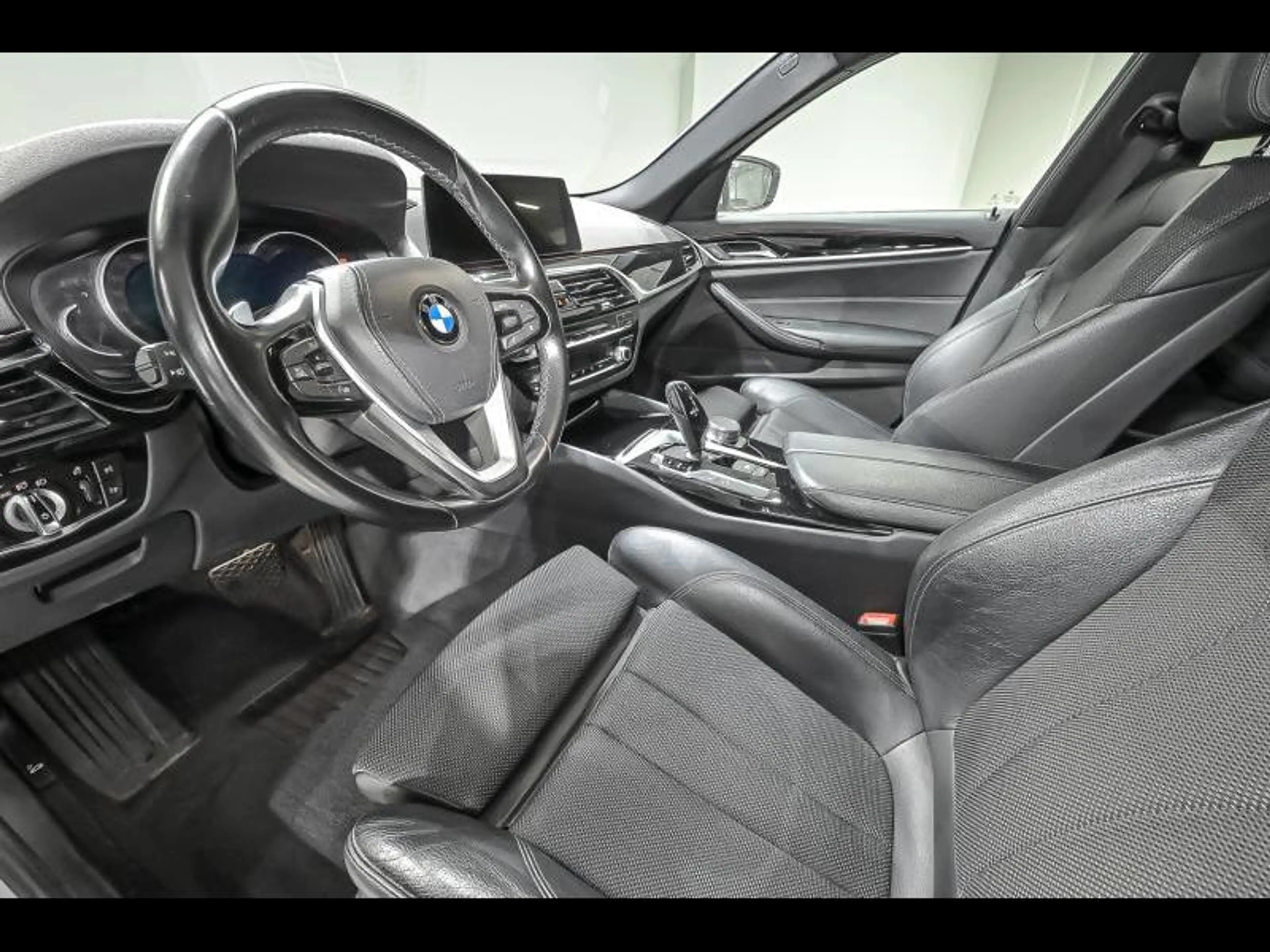 BMW 520 i Touring - SPORTLINE|360CAM|HUD|TH| — photo 6