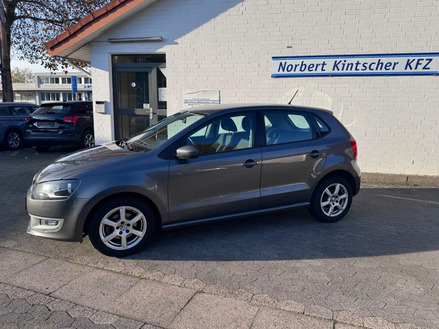 Volkswagen Polo 1.4 Comfortline DSG Climatronic/ SHZ / AHK Gris - 2