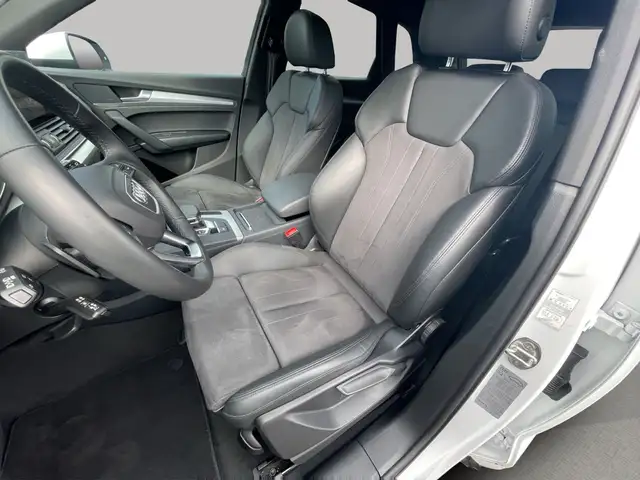 Audi Q5 view 11