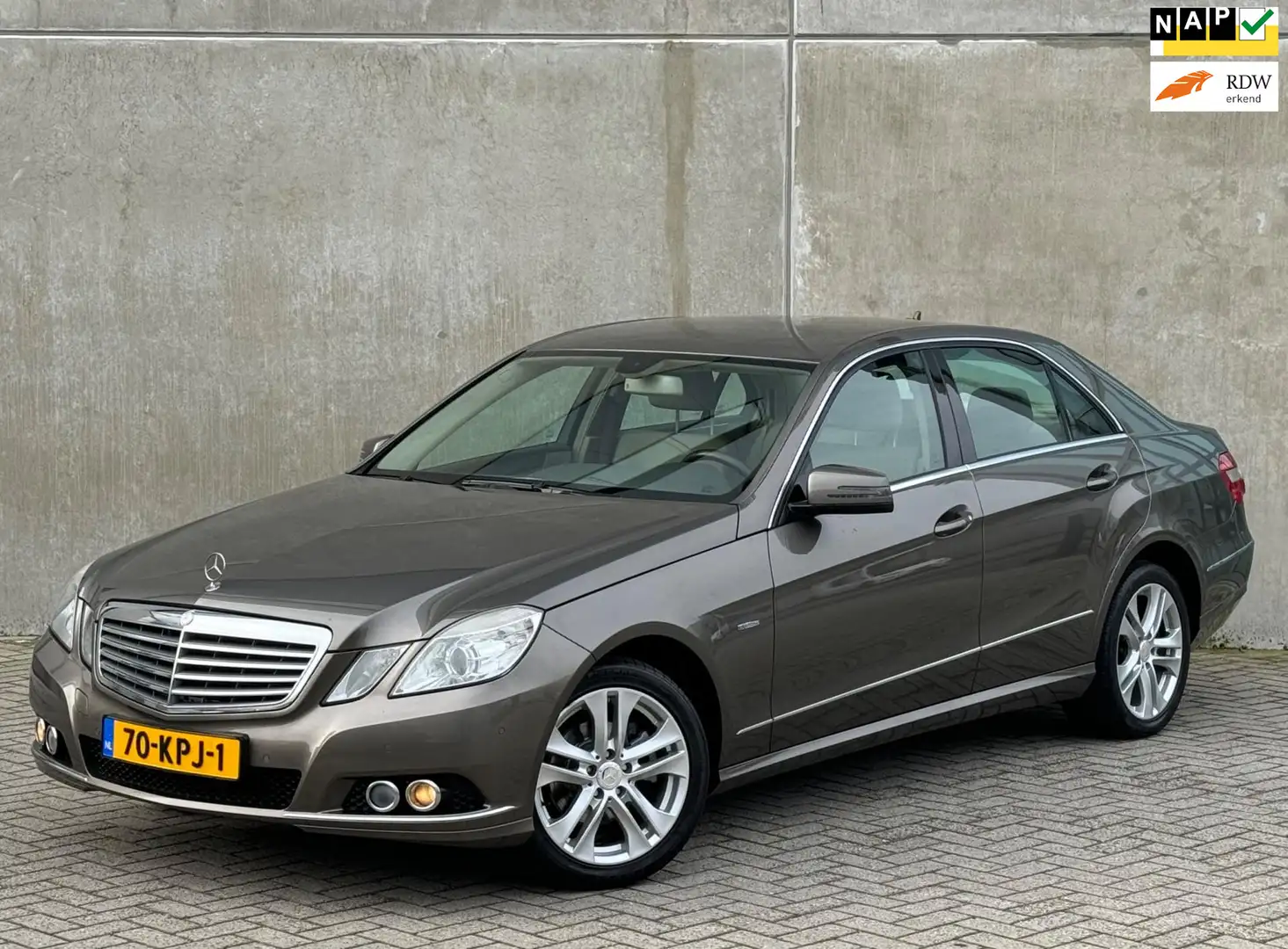 Mercedes-Benz E 200 1.8 E200 CGI Sedan AUT 2010 NAP Gris - 1
