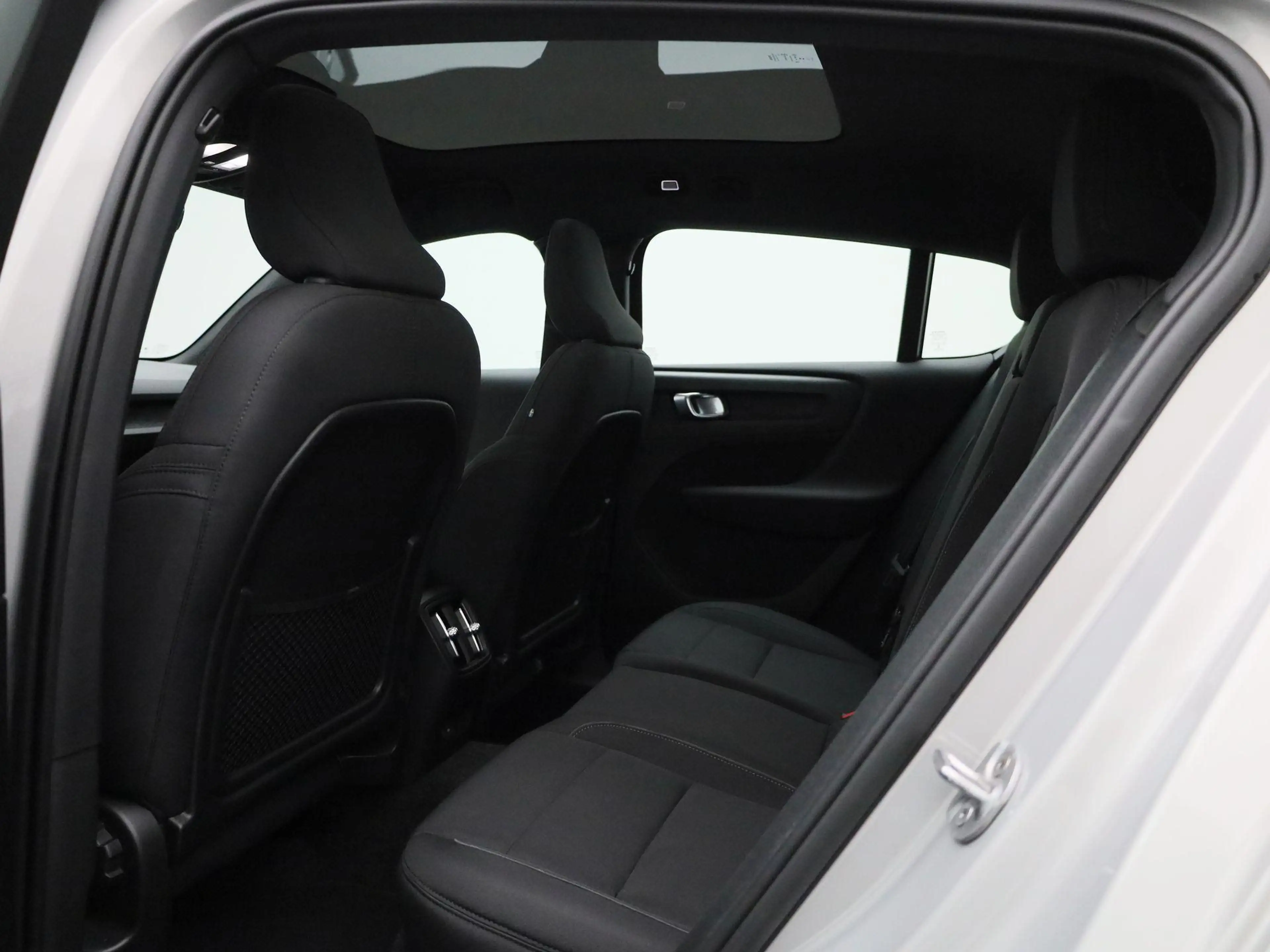 Volvo C40 Recharge Core SoH 93,43% | Camera | Carplay | Pano — photo 12