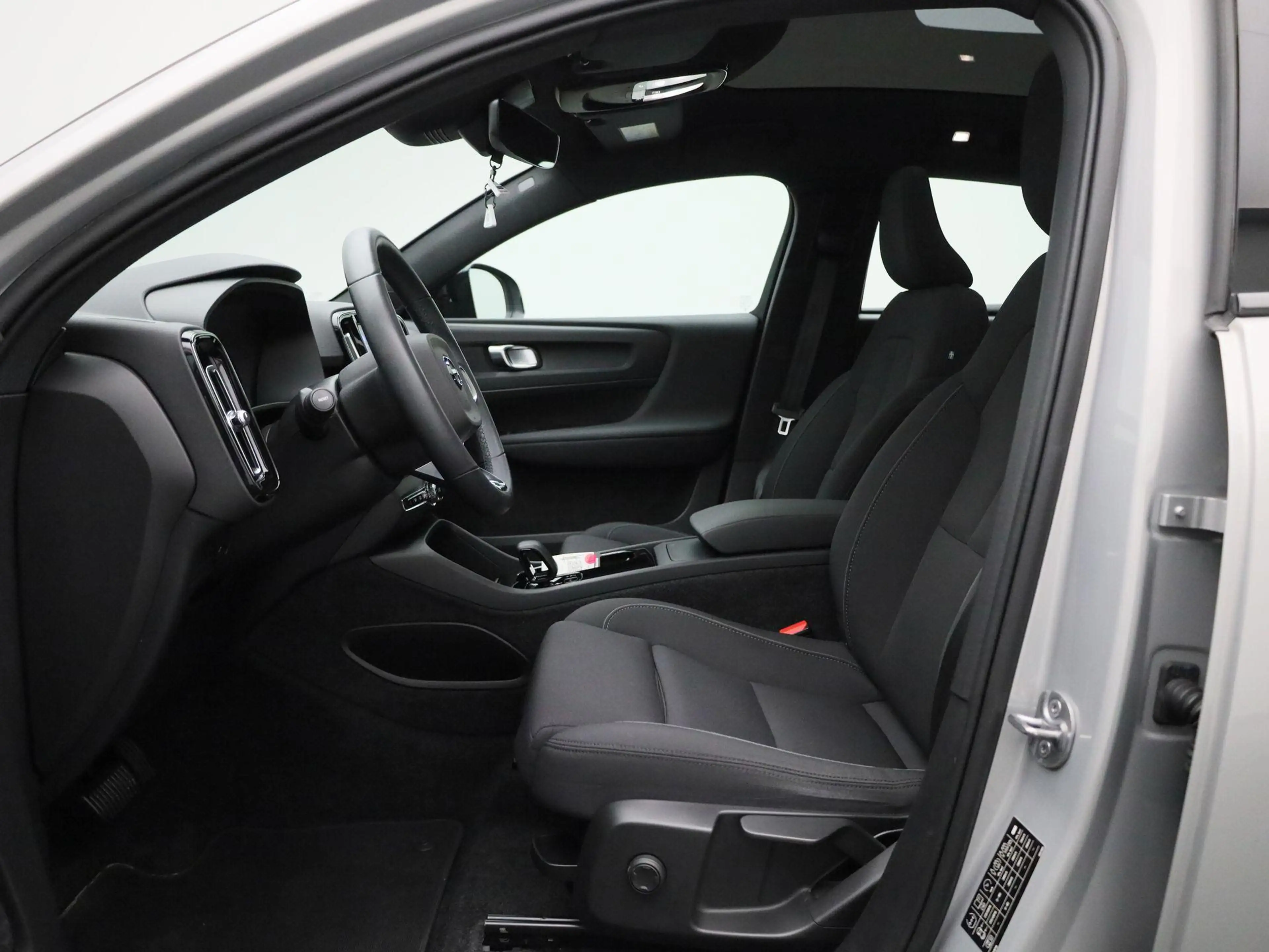 Volvo C40 Recharge Core SoH 93,43% | Camera | Carplay | Pano — photo 11