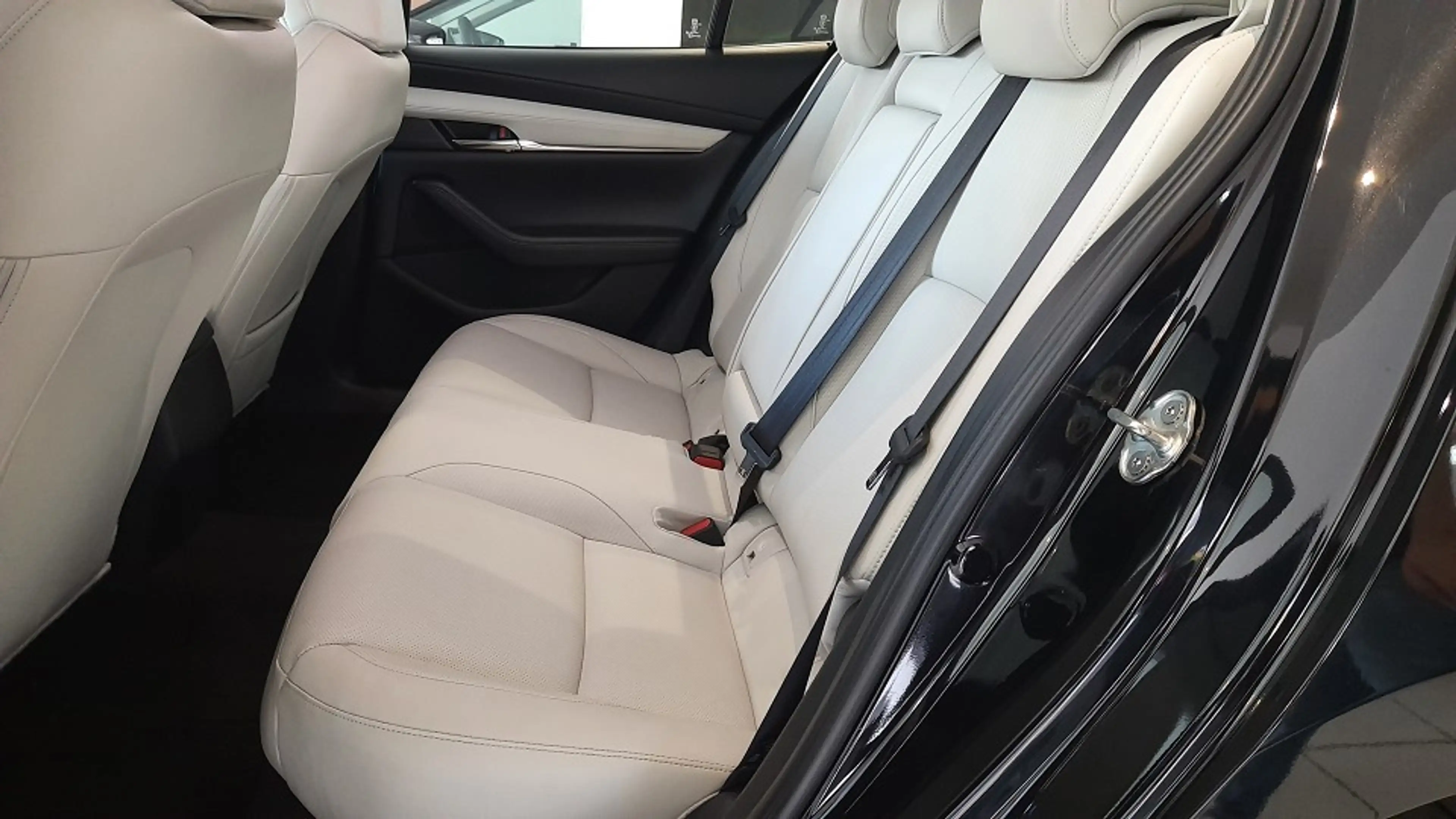 Mazda 3 SKYACTIV-X 2.0 M Hybrid Selection *Premium*Leder*N — photo 7