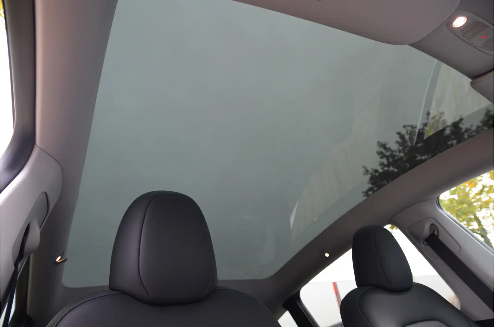 Tesla Model Y RWD 58 kWh LFP Accu, AutoPilot, Trekhaak (1.600kg) Wit - 2