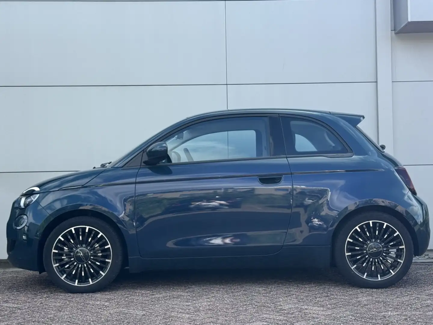 Fiat 500e Icon 42 kWh | Navi | Carplay | Comfort | BTW | 17" Groen - 2
