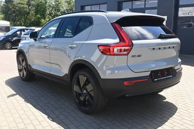 Volvo XC40 view 3