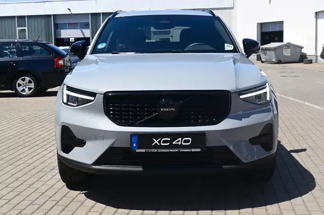Volvo XC40 view 8