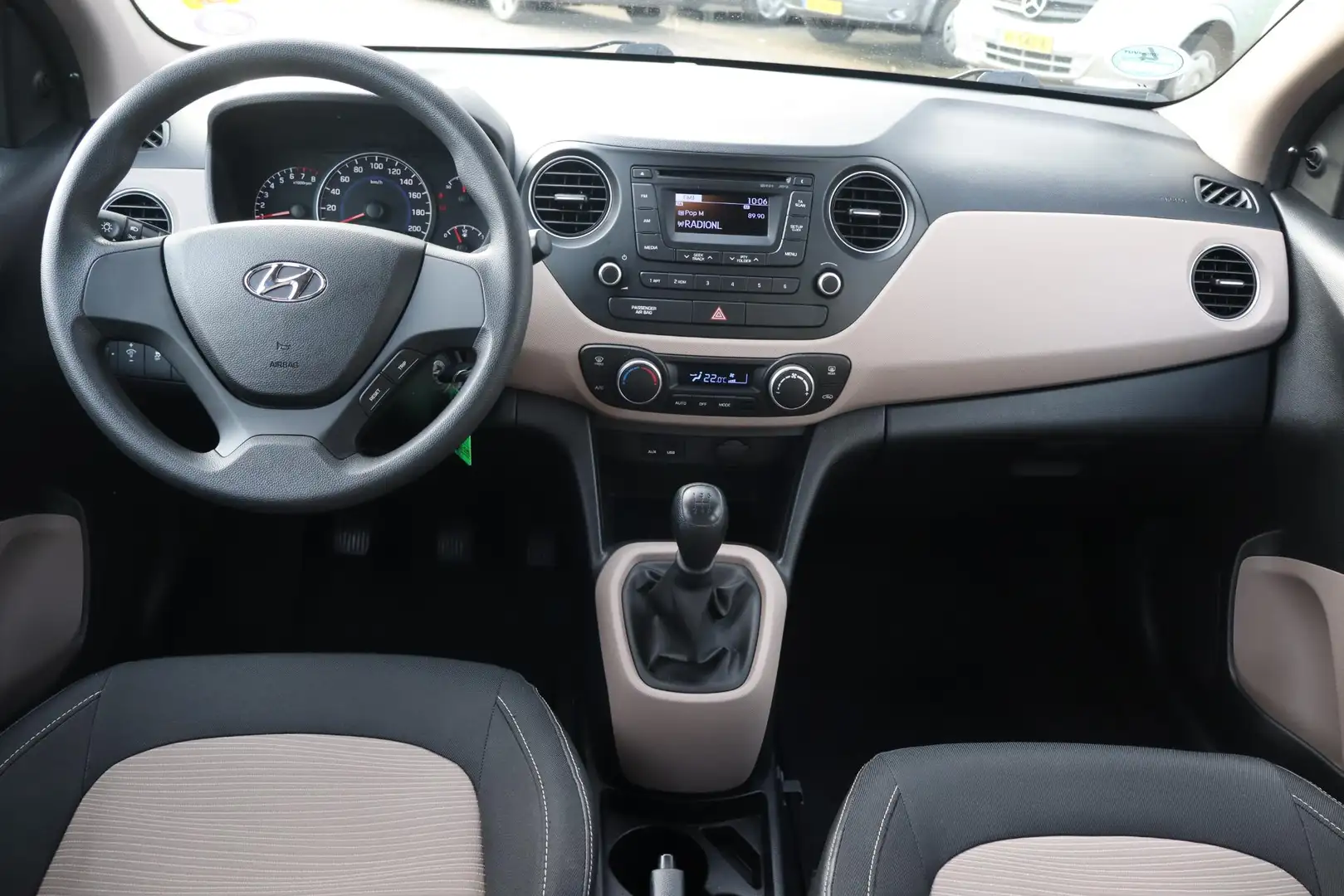 Hyundai i10 1.0i i-Motion Climate control, Radio cd speler Zwart - 2