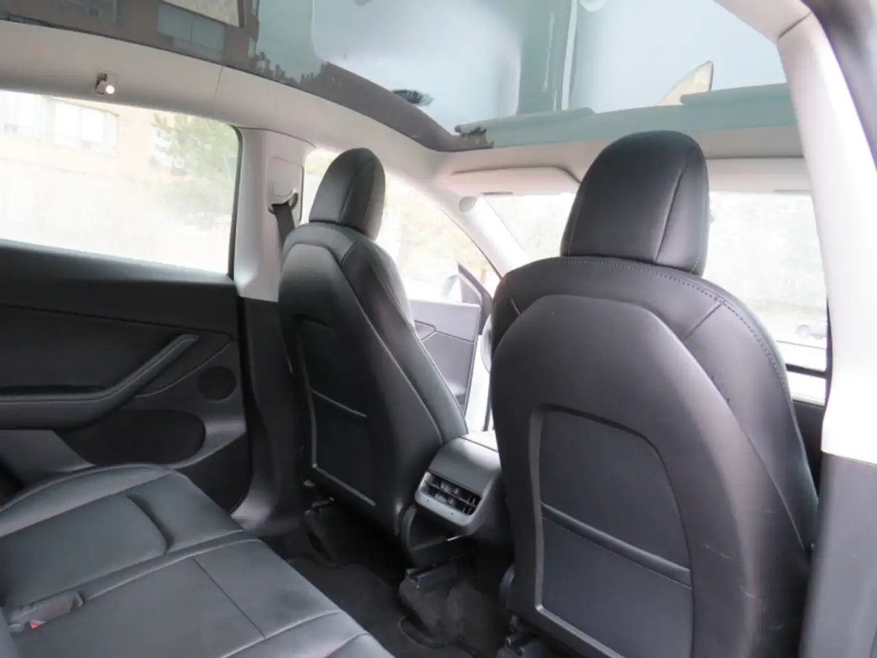 Tesla Model Y снимка Tesla Model Y