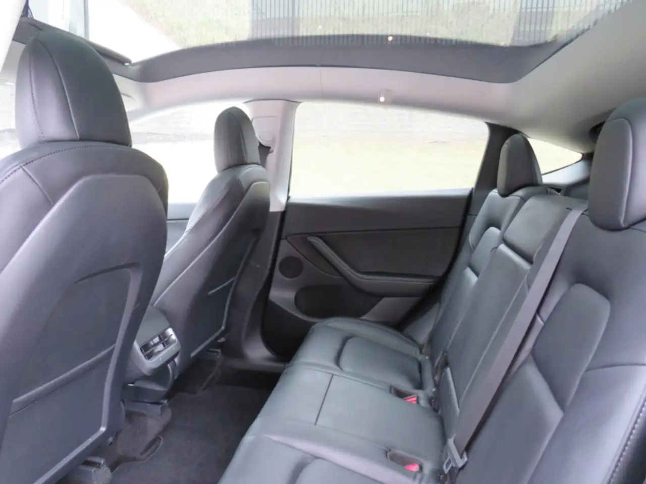 Tesla Model Y снимка Tesla Model Y
