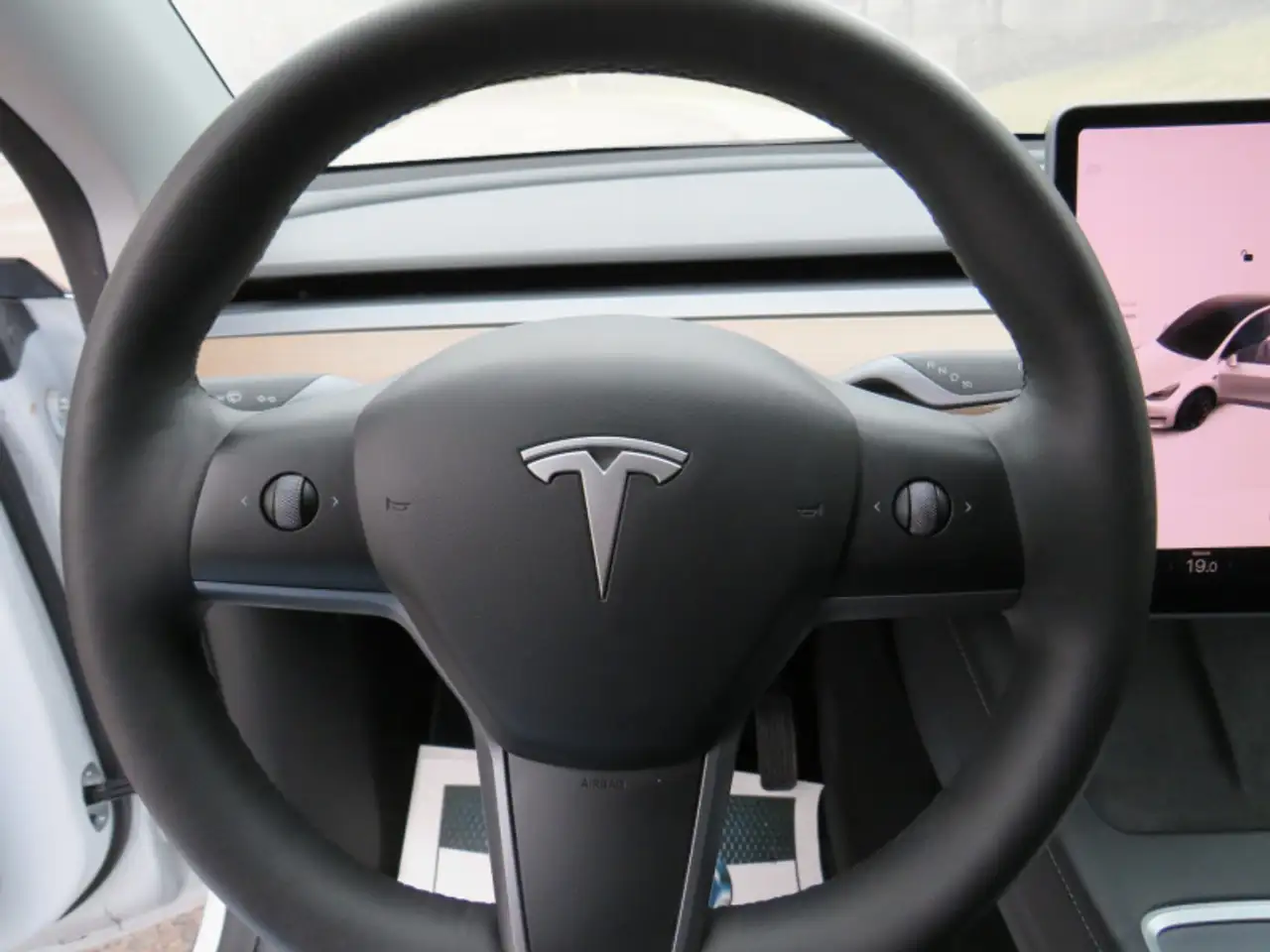 Tesla Model Y снимка Tesla Model Y