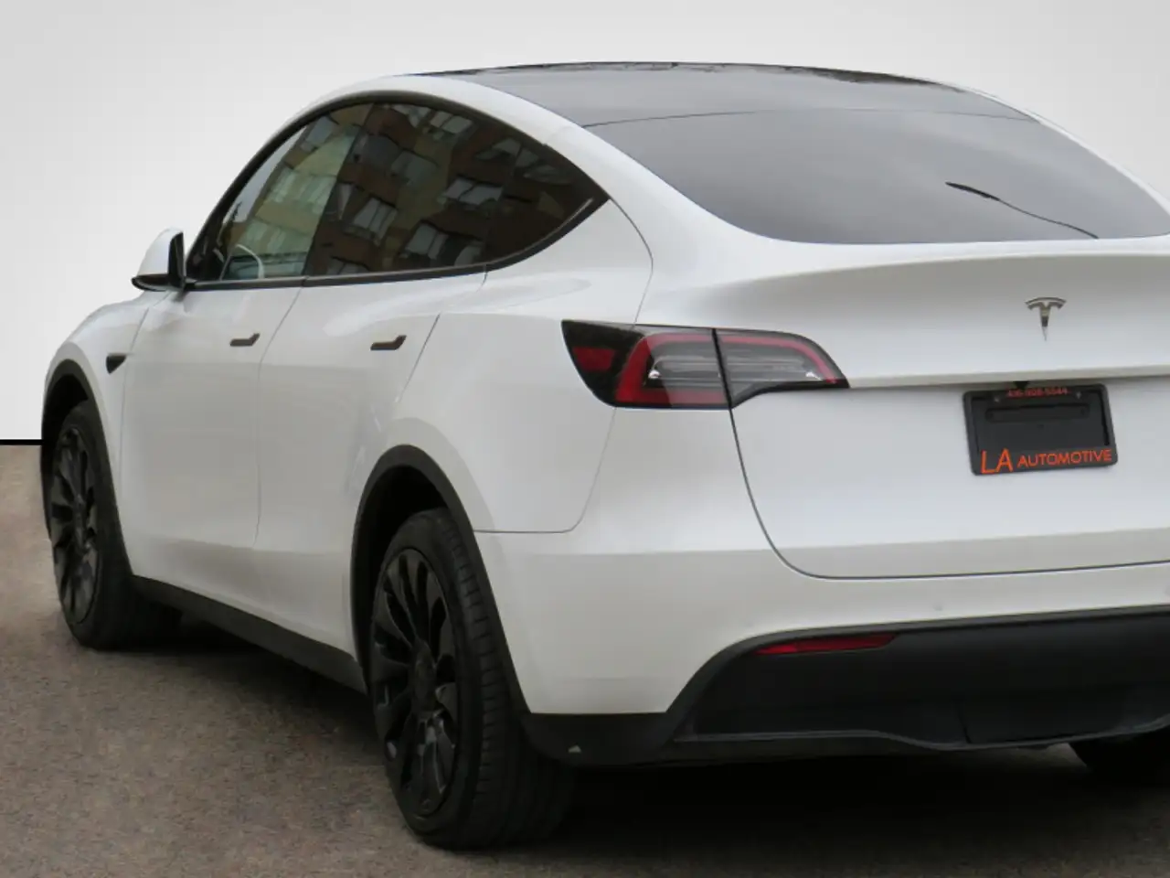 Tesla Model Y снимка Tesla Model Y