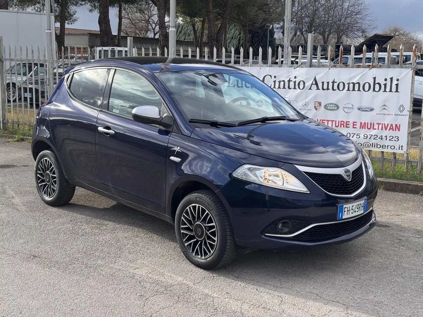 Lancia Ypsilon Ypsilon 0.9 t.air Gold ecochic metano 80cv Blau - 1