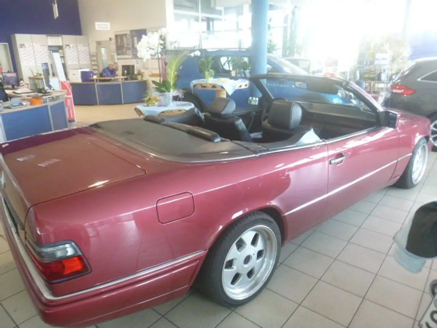 Mercedes-Benz E 200 E-Klasse / Cabrio mit H-Kennz. Rot - 2