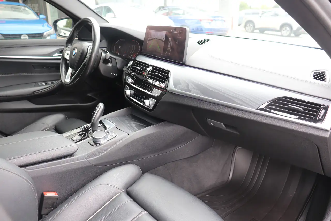 BMW 5 Series снимка BMW 5 Series