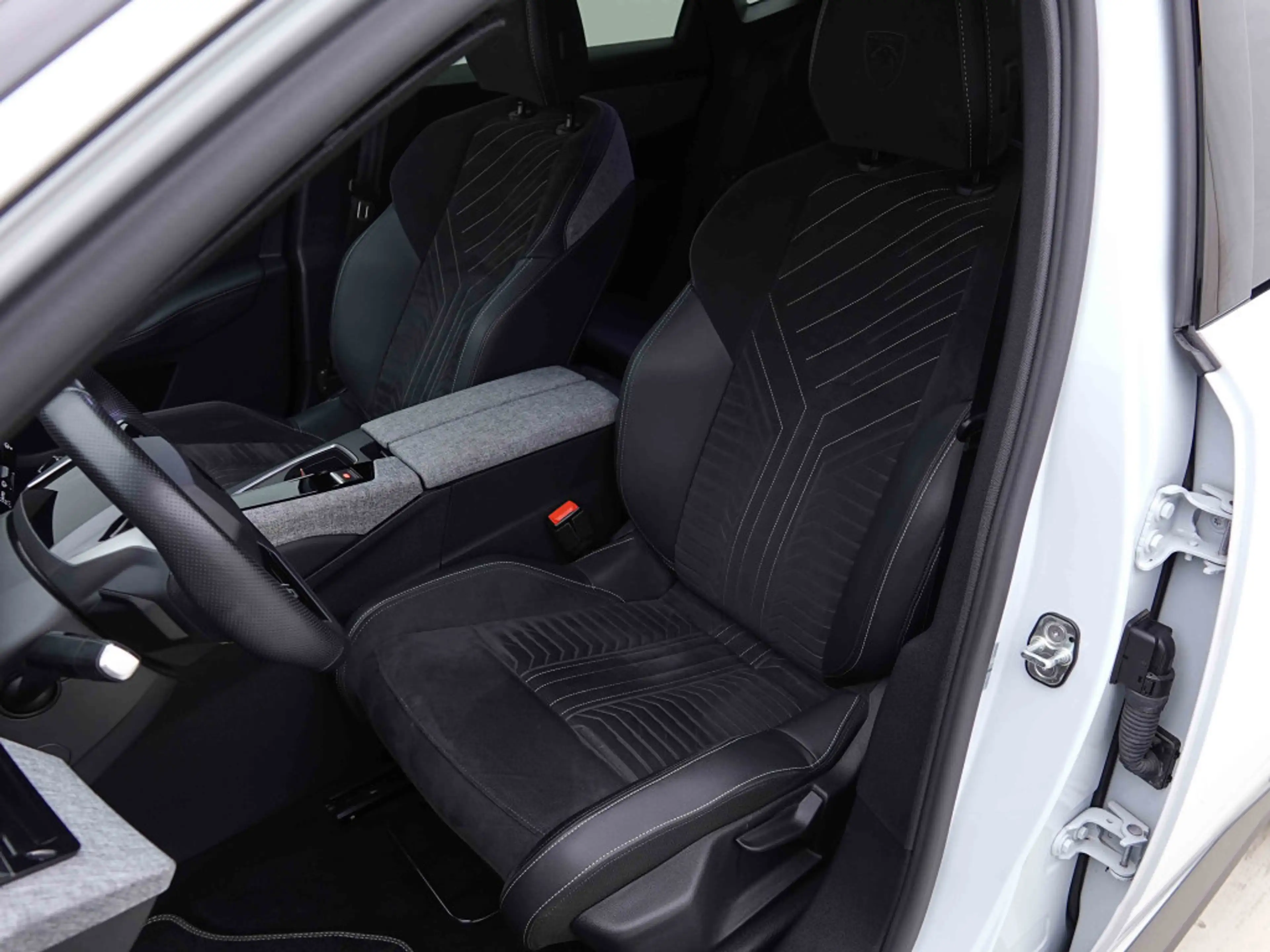 Peugeot 3008 Hybrid 145 AUT GT | 360CAM | GPS | Heated Seats | LED — photo 8