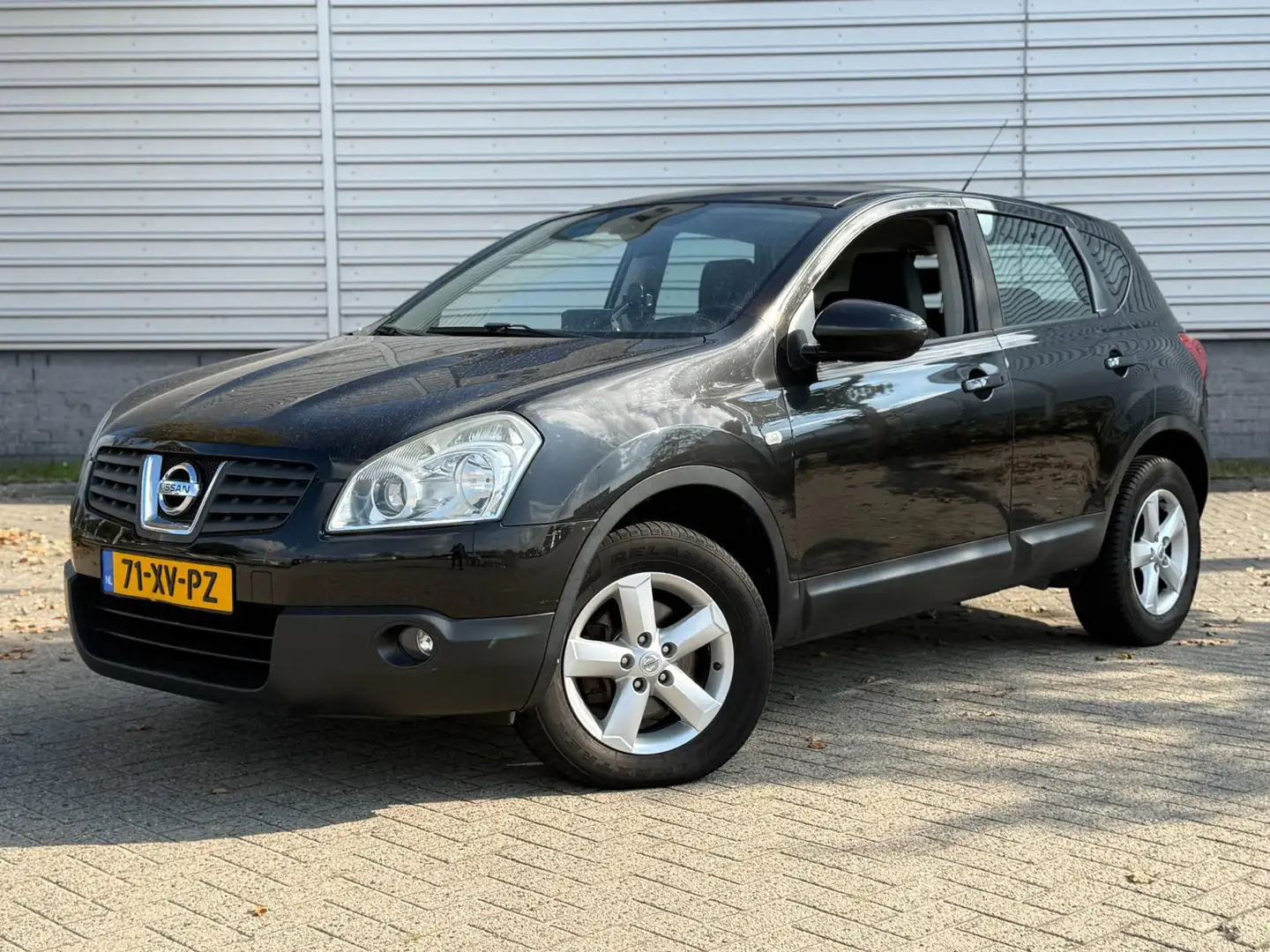 Nissan Qashqai 1.6 Acenta (INRUILKOOPJE) Zwart - 1