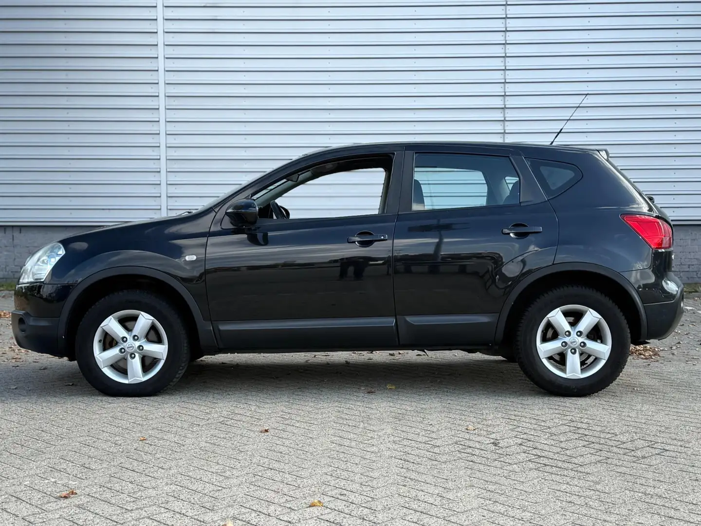 Nissan Qashqai 1.6 Acenta (INRUILKOOPJE) Zwart - 2