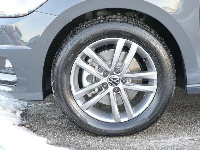 Volkswagen Touran view 3