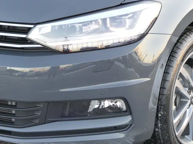 Volkswagen Touran view 2