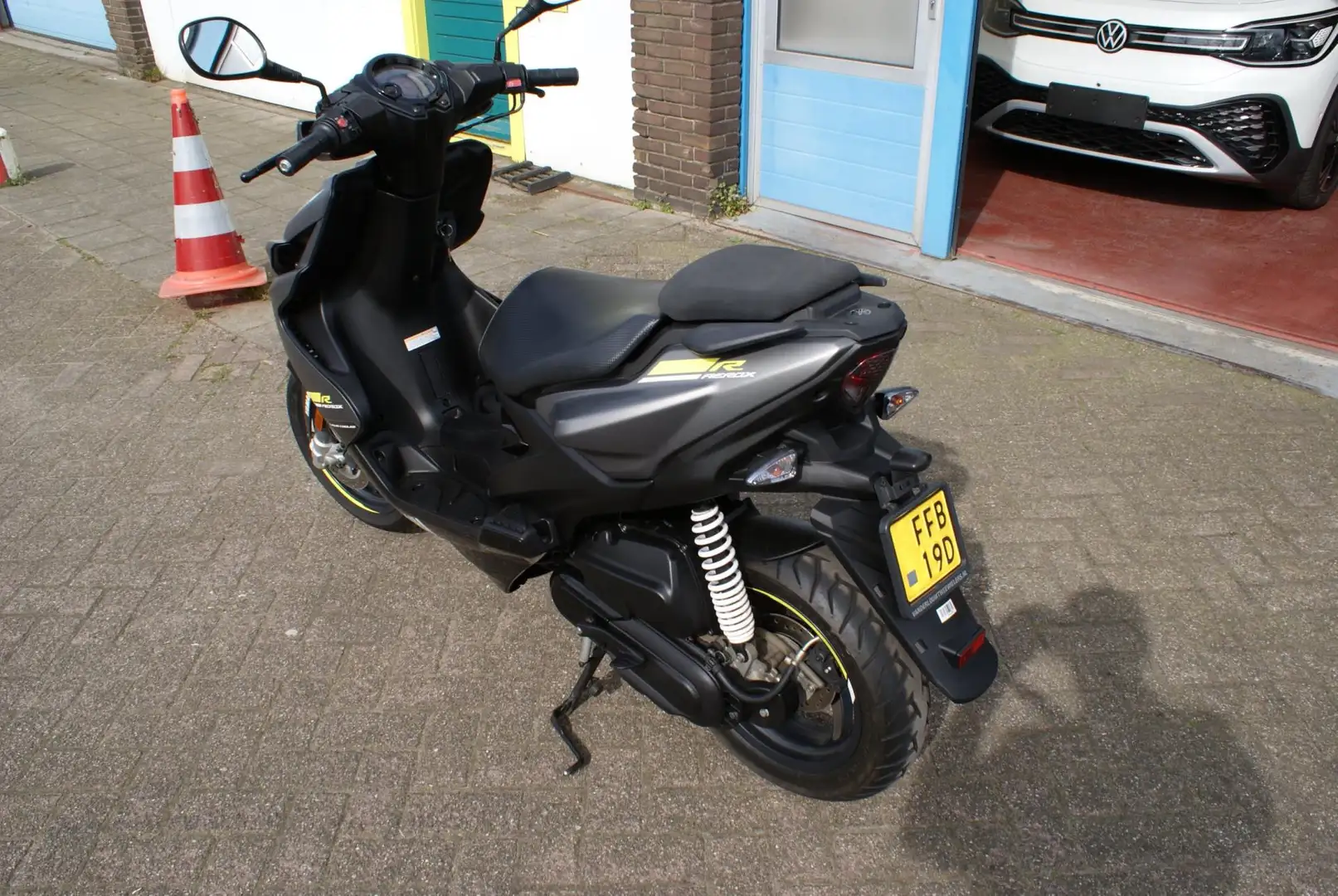 Yamaha Aerox Bromscooter R Naked Zwart - 2