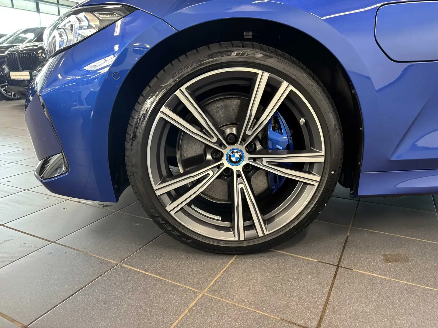 BMW 330 e Touring M Sport HUD PANO ACC 360°KAM RFK Blauw - 2