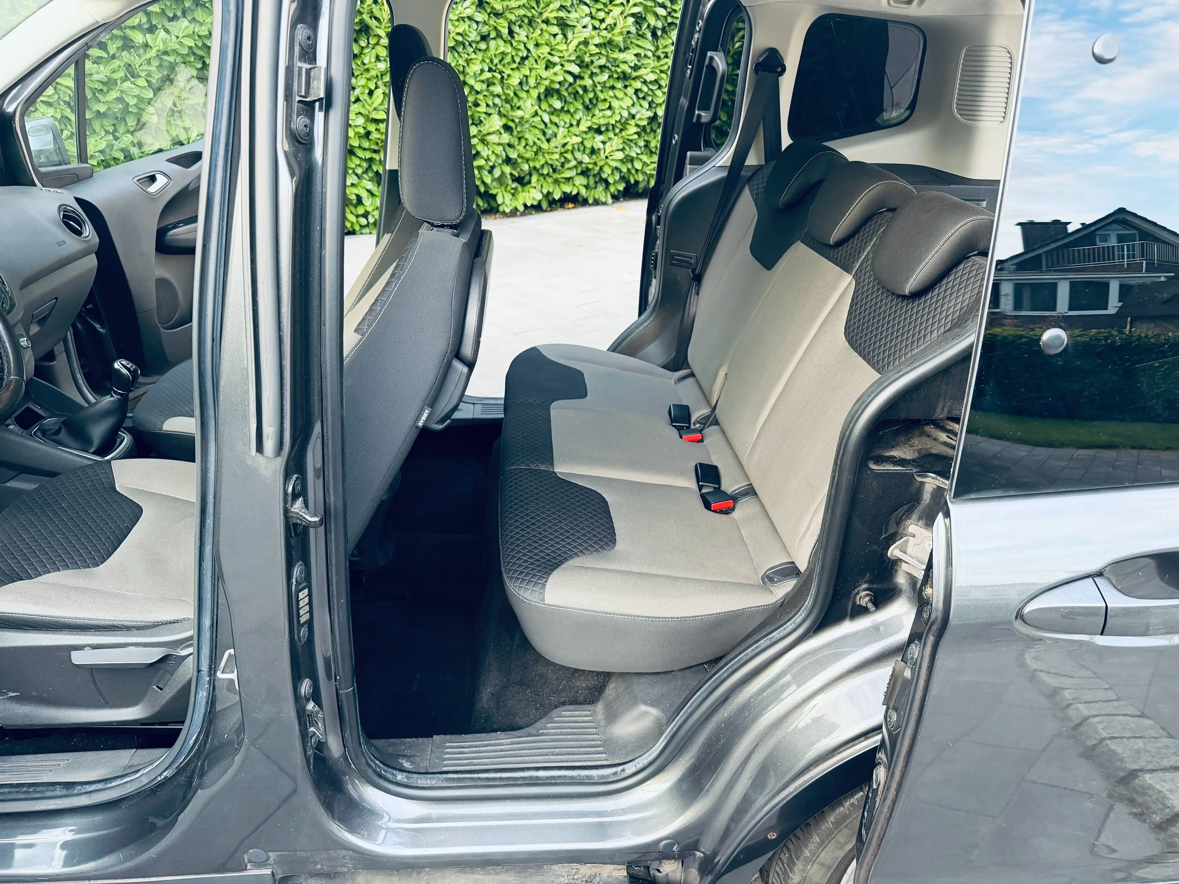 Ford Tourneo Courier Titanium — photo 8