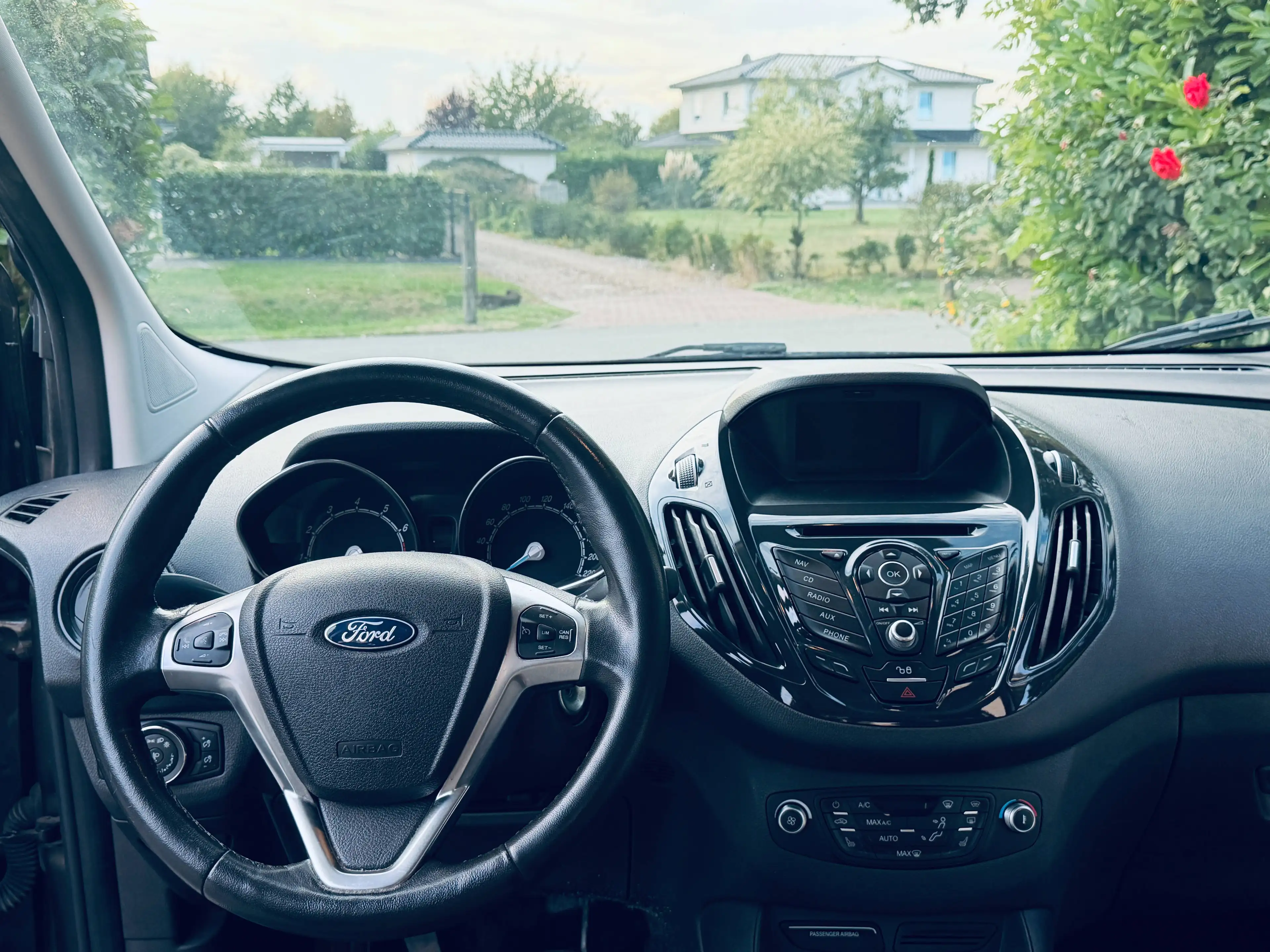 Ford Tourneo Courier Titanium — photo 10