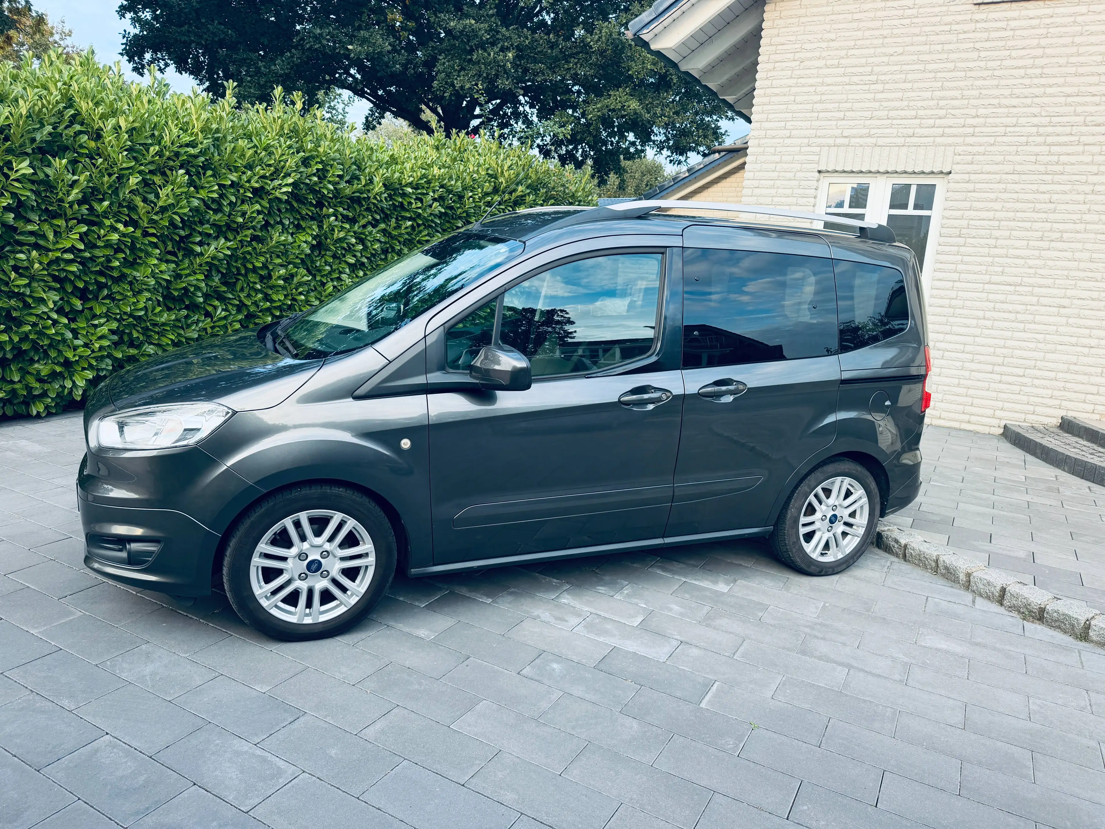 Ford Tourneo Courier Titanium — photo 4