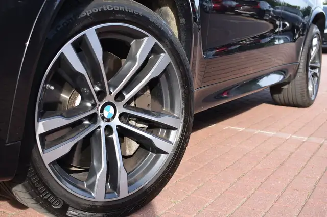 BMW X5 view 2