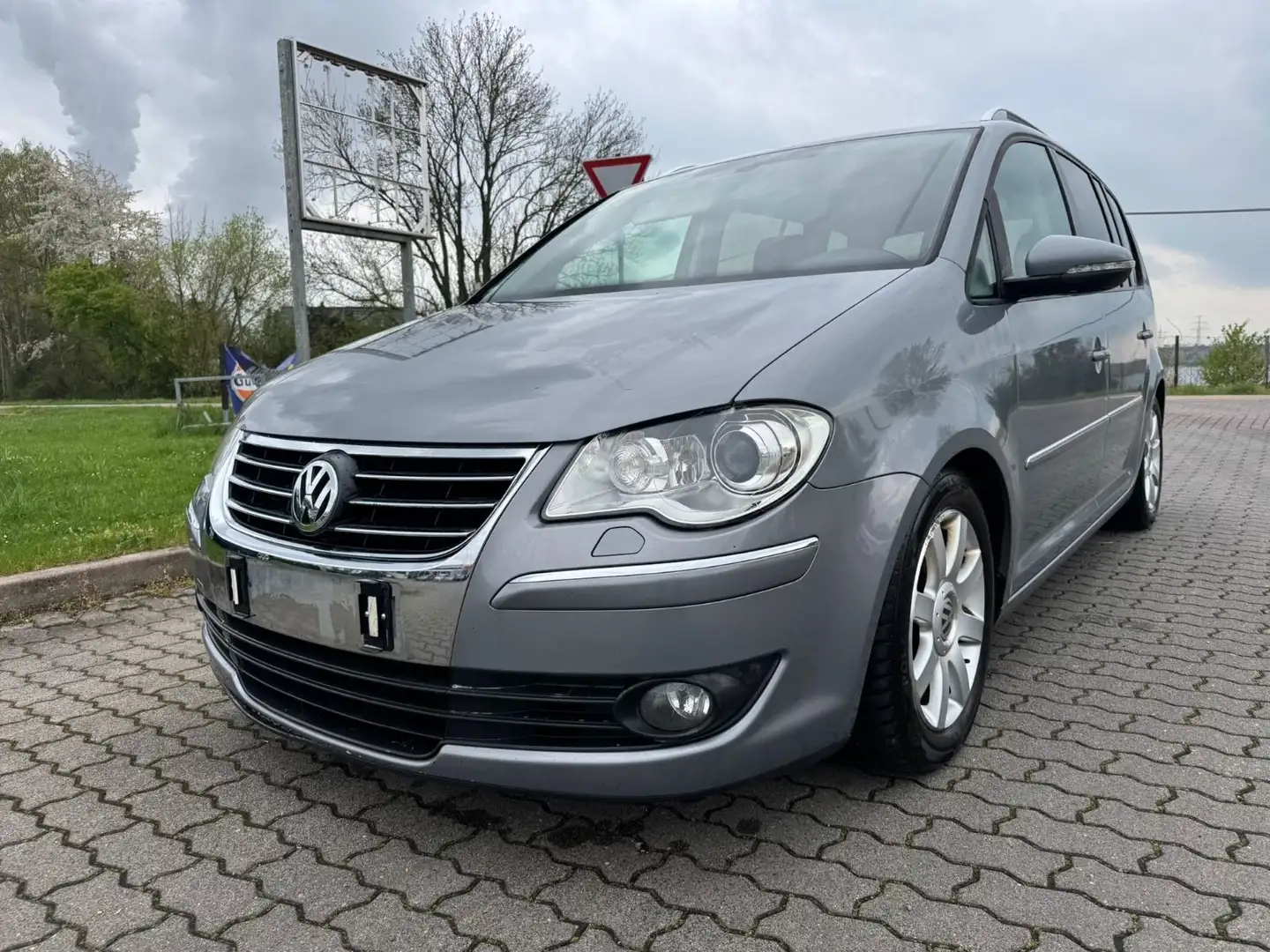 Volkswagen Touran Highline Grau - 1