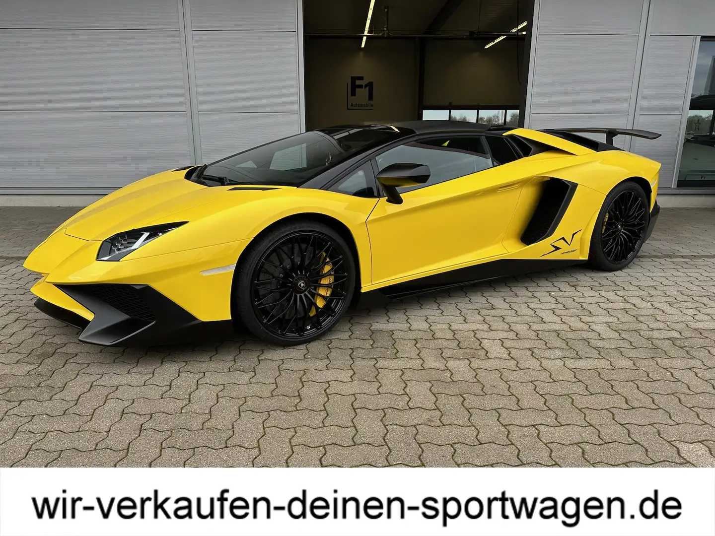 Lamborghini Aventador LP750-4 Roadster SV 1 of 500 Gelb - 2