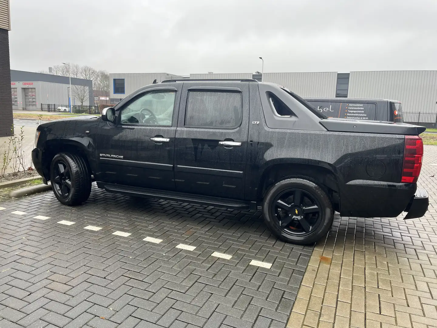 Chevrolet Avalanche Schwarz - 2