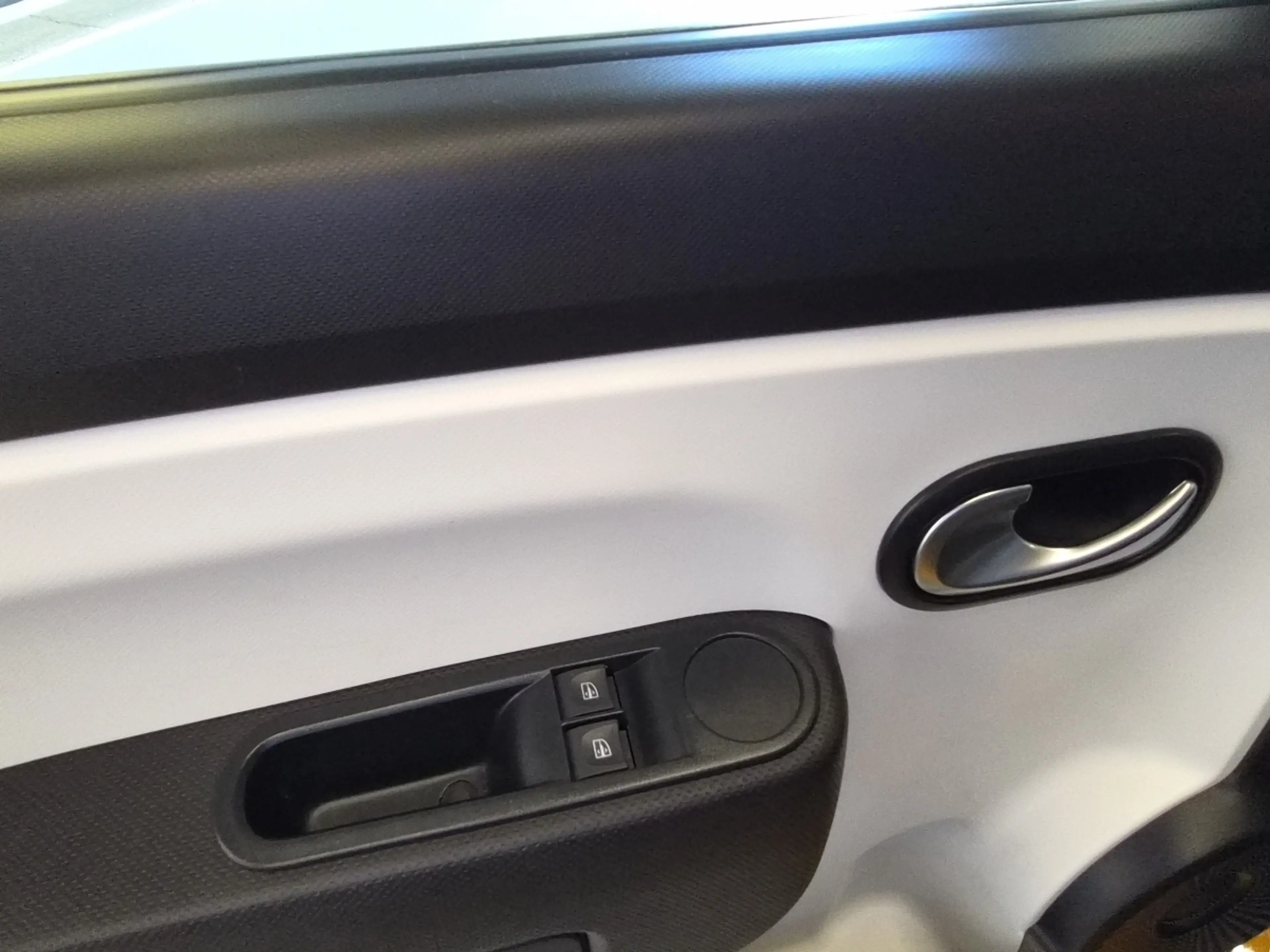 Renault Twingo LIMITED SCe 75 Klima Radio ESP LED — photo 9