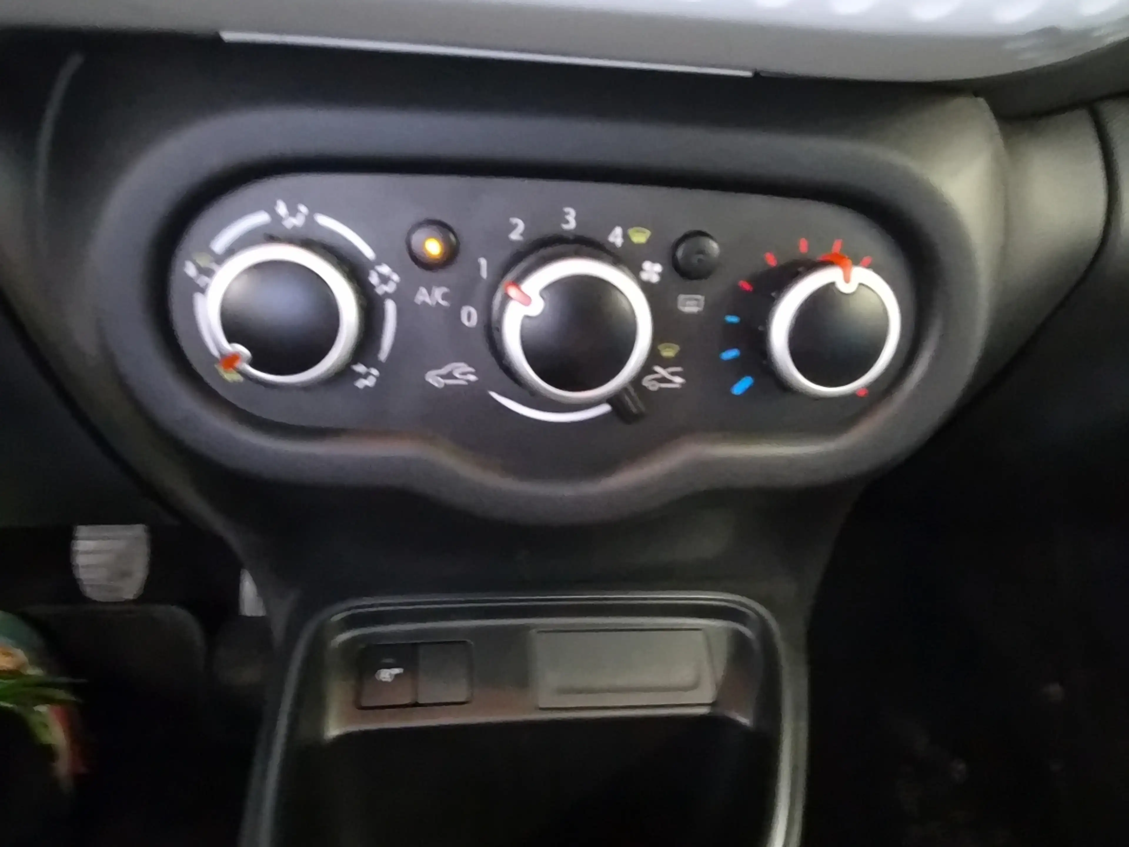 Renault Twingo LIMITED SCe 75 Klima Radio ESP LED — photo 12