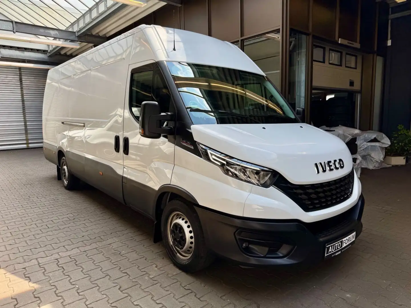 Iveco Daily 3.0D V6 L4H2 4100 AUTOMAT CAM ACC AHK 3,5t Weiß - 2