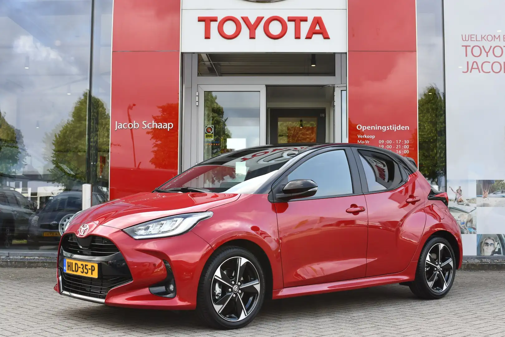 Toyota Yaris 1.5 Hybrid 130 Executive Automaat 130pk | Premium Rood - 1