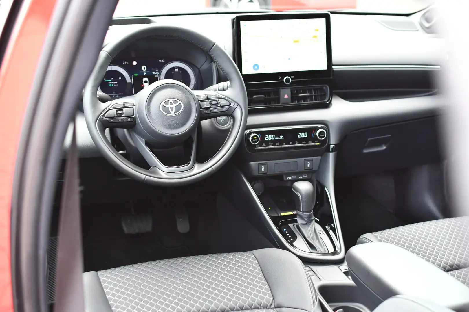 Toyota Yaris 1.5 Hybrid 130 Executive Automaat 130pk | Premium Rood - 2