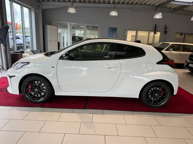 Toyota Yaris view 4